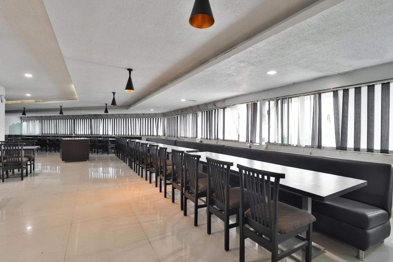 Oyo 19637 Hotel Mansi Sherotene Vapi Exteriör bild