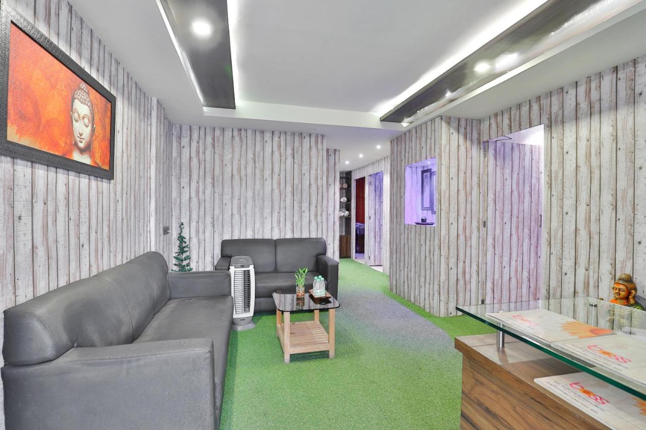 Oyo 19637 Hotel Mansi Sherotene Vapi Exteriör bild